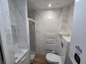 E1 - Charmant studio en intramuros, rénové climatisé