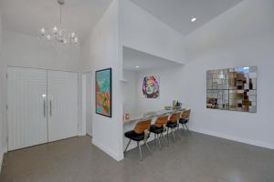 Twin Palms Tranquility by Oranj Palm