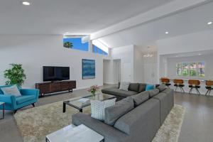 Twin Palms Tranquility by Oranj Palm