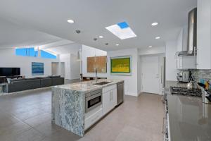 Twin Palms Tranquility by Oranj Palm