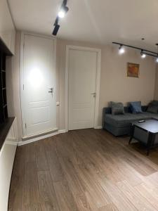 A cozy and comfortable semi-basement apartment