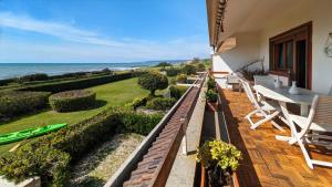 CASASANTOSA un tuffo in mare e sport