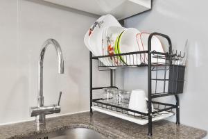 Stylish condo in BGC near Uptown mall and St Lukes