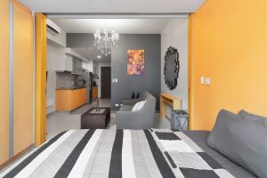 Stylish condo in BGC near Uptown mall and St Lukes