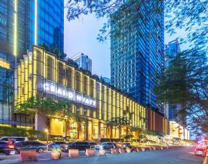 Stylish condo in BGC near Uptown mall and St Lukes