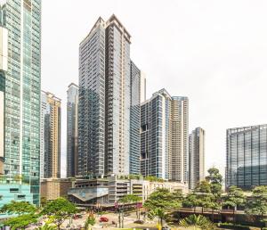 Stylish condo in BGC near Uptown mall and St Lukes