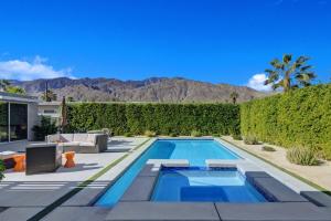 Oranj Door Modern - 4BR Pool, Hot Tub, Large Backyard