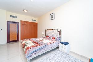 Full seaview luxury with gym,pool,jacuzzi,sauna,24x7 cafe,beach,restaurants,medical and more