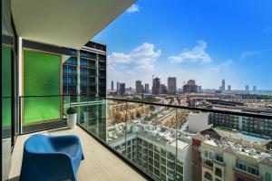 Spacious JVC 1BR with Crib - Balcony&Park Walks