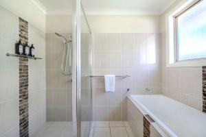 Loch Lomond - Spacious Living, Close to Zoo & Golf