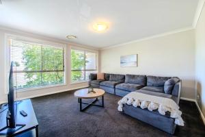 Loch Lomond - Spacious Living, Close to Zoo & Golf