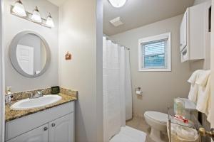 Midtown Apartment with Private Parking and King Bed