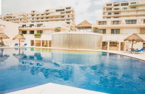 Ocean view condo with balcony hotel zone Cancun