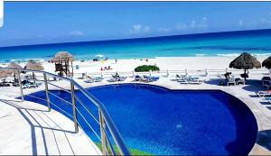 Ocean view condo with balcony hotel zone Cancun