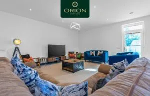 Spacious House, 5 Beds, 2 x Superking en-suites, 3 x Kingsize rooms, 4 Bathrooms, Fully Equipped, GREAT FOR FAMILIES and GROUPS, FREE Parking for 4 Large Vehicles, FREE KIDS ACTIVITIES and PLAY AREA, GOLFING GAMES, POKER TABLE by ORION SHORT STAYS - Balmullo