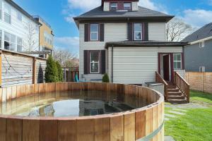 Northwest Retreat with Cedar Hot Tub