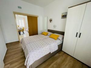 Apartments with parking space Palit, Rab - 4971