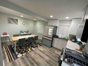 Cozy Home near O HARE fast internet 6 cars parking space