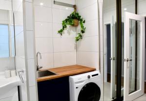 Saltwater Retreat - BBQ area with water views