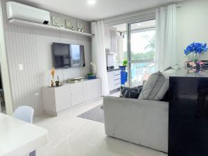 Passos da praia c piscina apto iluminado e novo