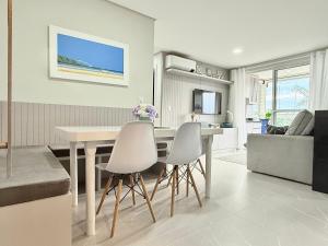 Passos da praia c piscina apto iluminado e novo