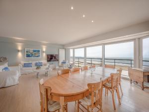 Spacious 9-Guest Knokke Apt