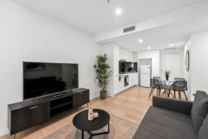 Stylish Apt with King Bed, Gym, Pool