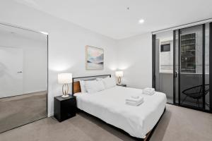 Stylish Apt with King Bed, Gym, Pool