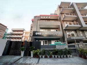 Townhouse Unitech Cyber Park Gurgaon Near Omaxe Celebration Mall