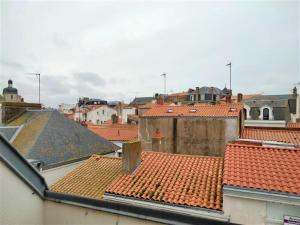 Charmant T2 avec Balcon au Cœur des Sables dOlonne, 150m du Centre, Ascenseur, Équipements Modernes - FR-1-331-213