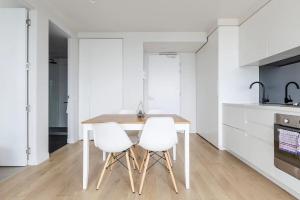 1BR Central CBD High Rise Unit!