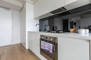 1BR Central CBD High Rise Unit!