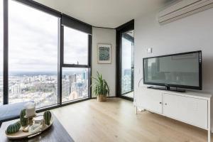 1BR Central CBD High Rise Unit!