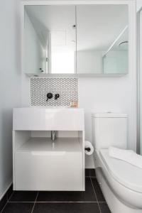 1BR Central CBD High Rise Unit!