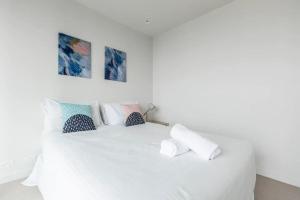 1BR Central CBD High Rise Unit!