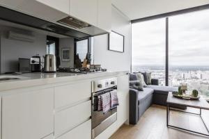 1BR Central CBD High Rise Unit!