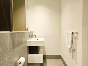 Bright & Stylish Apt In Best Location w Pool & Gym