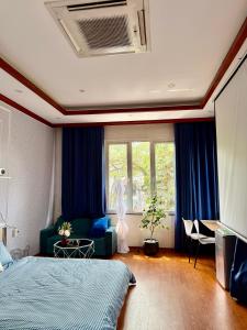 Cine Stu- big room with street view