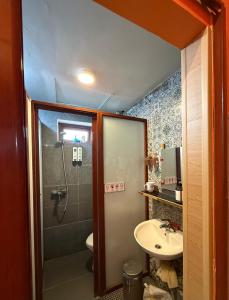 Top Floor Hostel - 3 mins to Train street - Female Dorm - Big bed