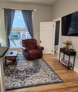 Spacious 2BR Apt Downtown, 2 Blocks from State Capitol