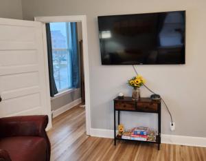 Spacious 2BR Apt Downtown, 2 Blocks from State Capitol