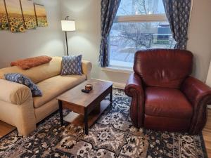 Spacious 2BR Apt Downtown, 2 Blocks from State Capitol