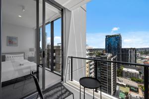 King Bed, Mountain Views & Best Southbank Location