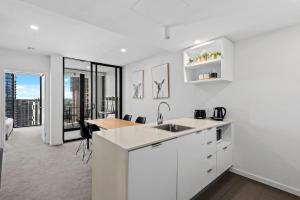 King Bed, Mountain Views & Best Southbank Location