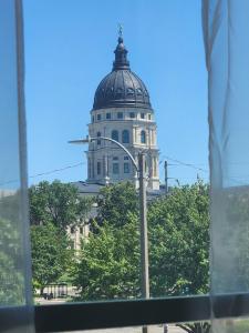 Spacious 2BR Apt Downtown, 2 Blocks from State Capitol