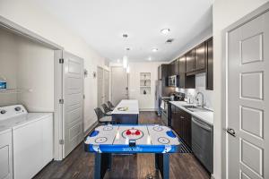 Stylish 1BR Retreat with Pool & Gym