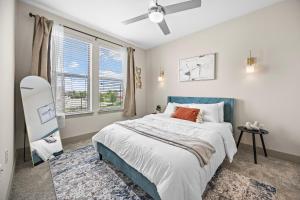 Stylish 1BR Retreat with Pool & Gym