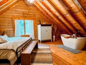 Rustic and Charming Cabin Retreat- Large Sloping Lawn with Firepit - Roxbury