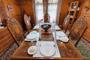 Dilnaaz group of houseboats