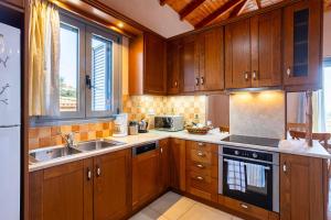 Villa Eleni - Private Pool Retreat near Kardamili